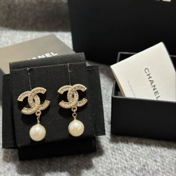 Exquisite Chanel Crystal Embellished Ear Studs - Picture 2 of 4